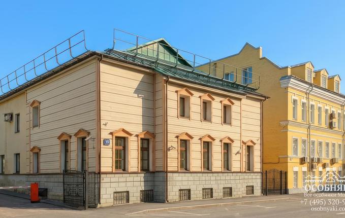 на улице Льва Толстого, 10, площадь 651 м