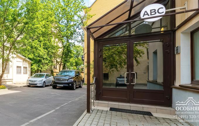 на улице Льва Толстого, 10, площадь 651 м