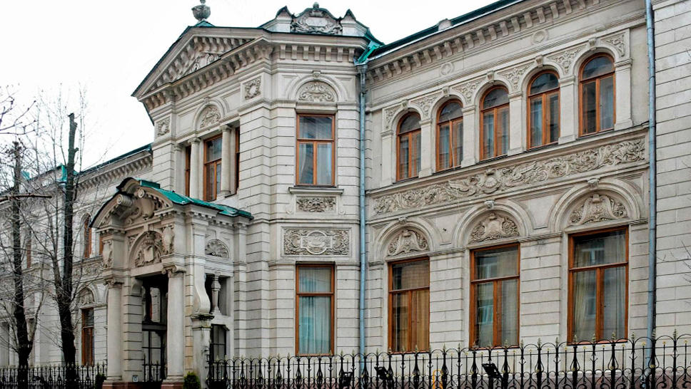 Фасад здания посольства Италии в Денежном переулке