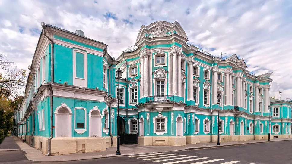 Фасады богато украшены декором