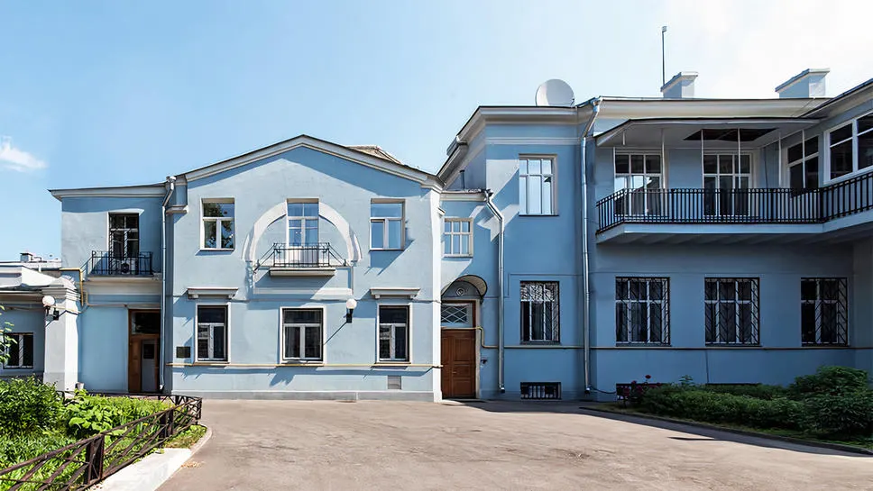 Внутренние фасады особняка и компактный дворик