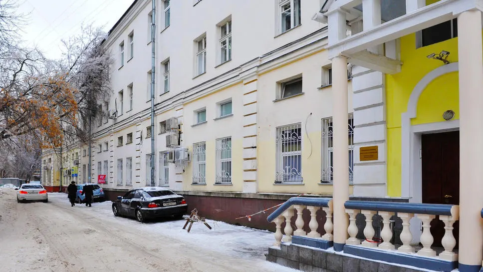 Парковочные места прямо у особняка