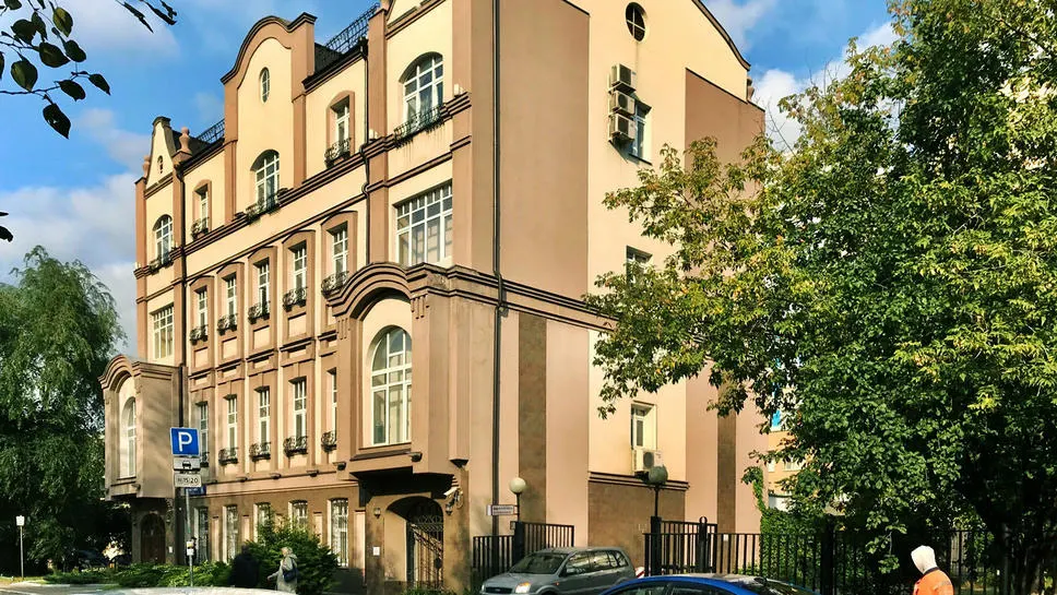 Въезд через правую арку особняка ведёт на парковку