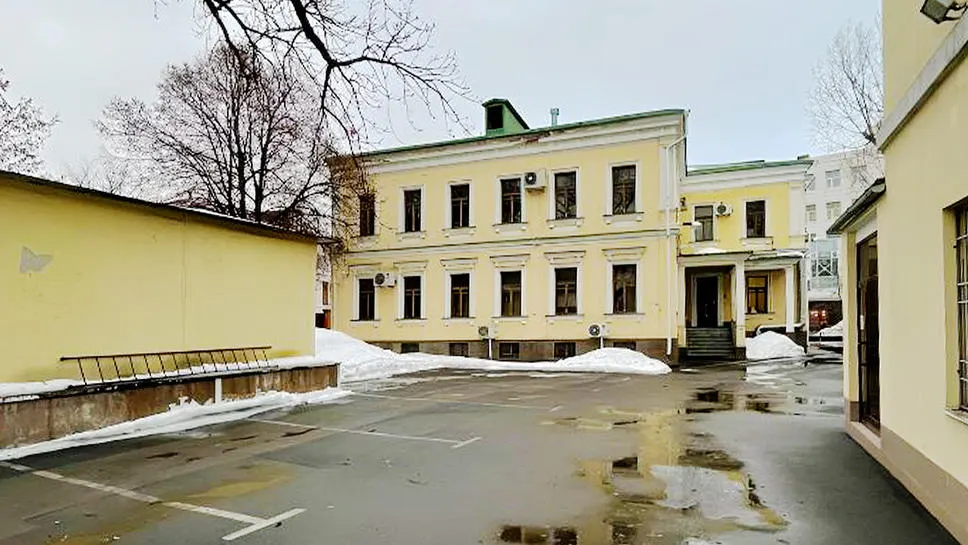 На внутренней территории организован паркинг