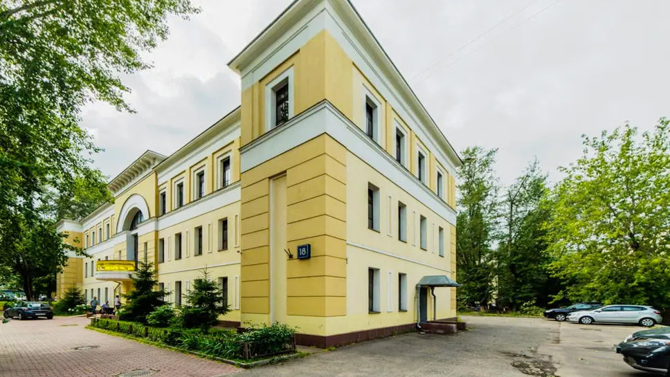 На внутренней территории много зелени