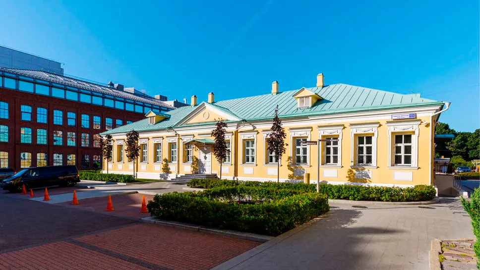 Много зелени на территории особняка