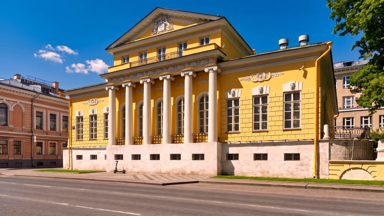 Главный дом городской усадьбы Хрущёвых-Селезнёвых на Пречистенке: колоннада, ампирный фасад, ограда по улице