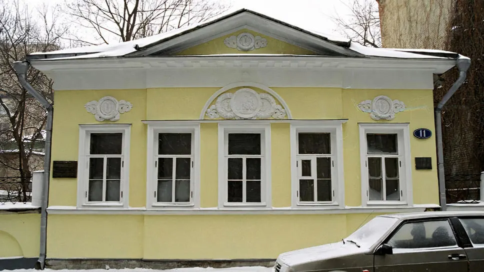 Парадный фасад особняка