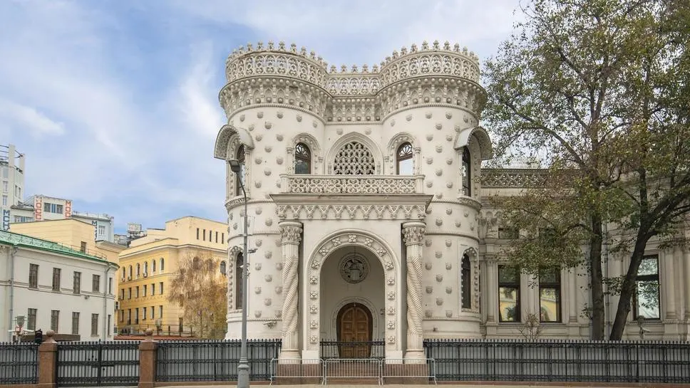 Парадный фасад особняка