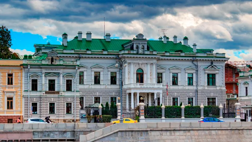 асад особняка выходит на Москву-реку