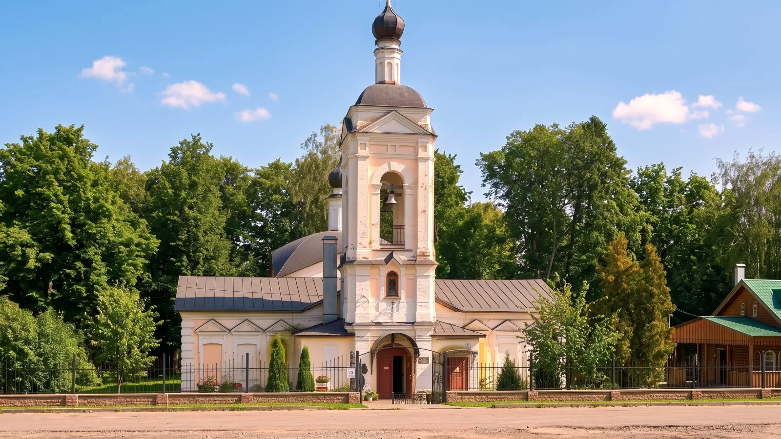 Белая церковь Алексия митрополита с колокольней в Середникове летом