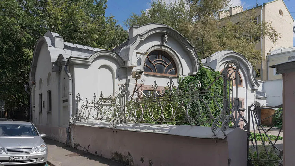 Дворовые конюшни у особняка Миндовского