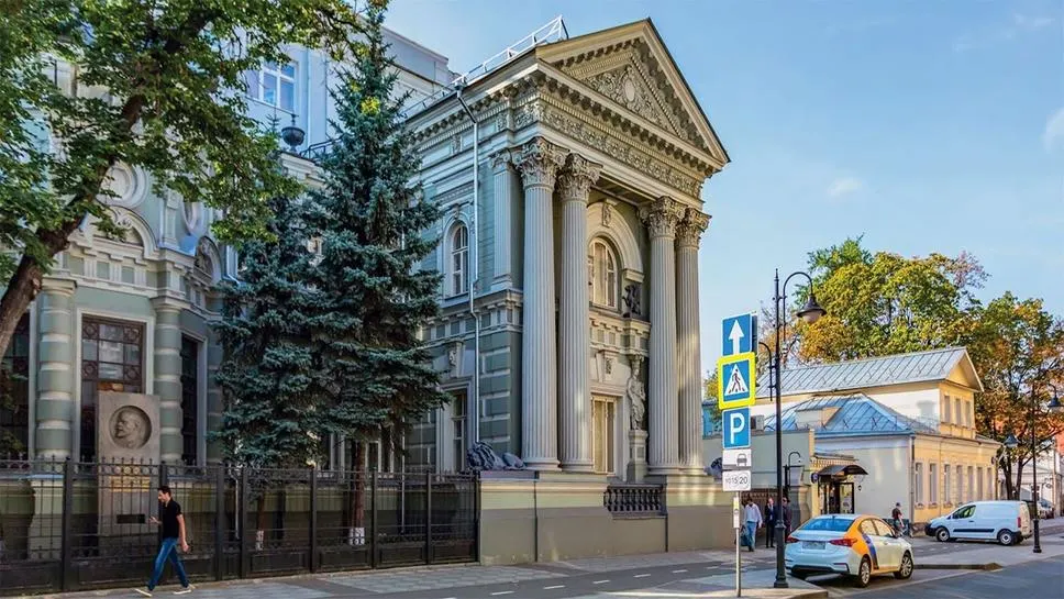 Парадный фасад усадьбы