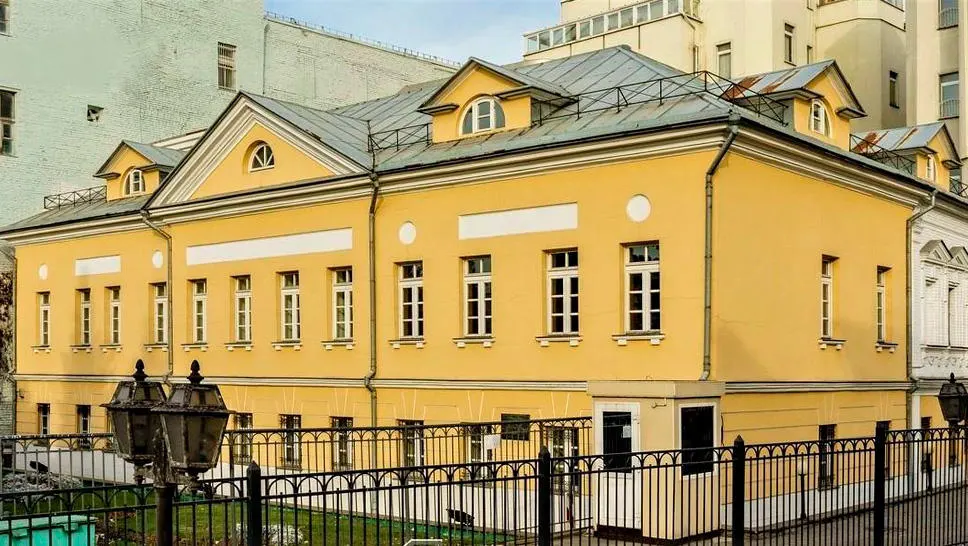 Главный дом усадьбы Нащокиных, бывшая резиденция посла Еврокомиссии
