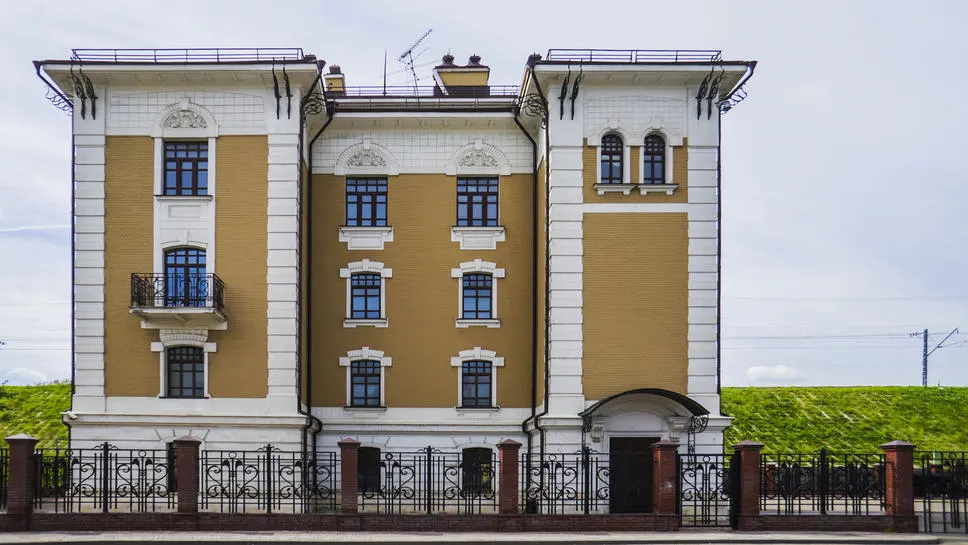 Фасад особняка с ограждением