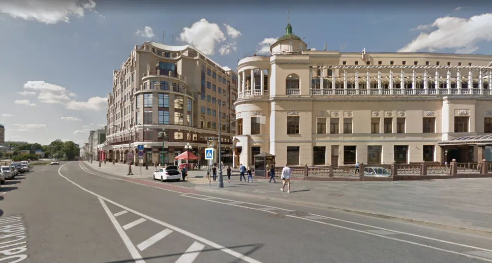 Справа – Ресторан «Прага», слева – «Альфа Арбат Центр»