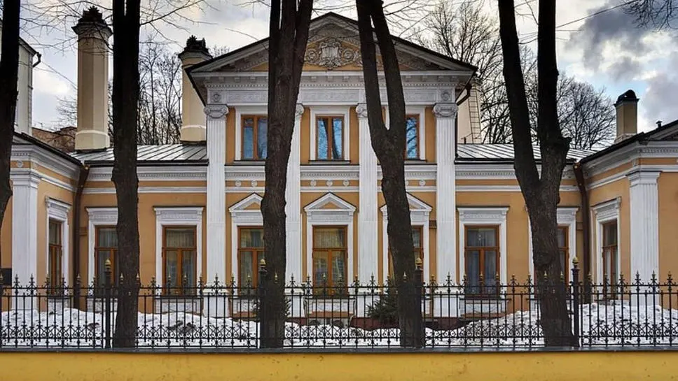 Центральный фасад усадьбы