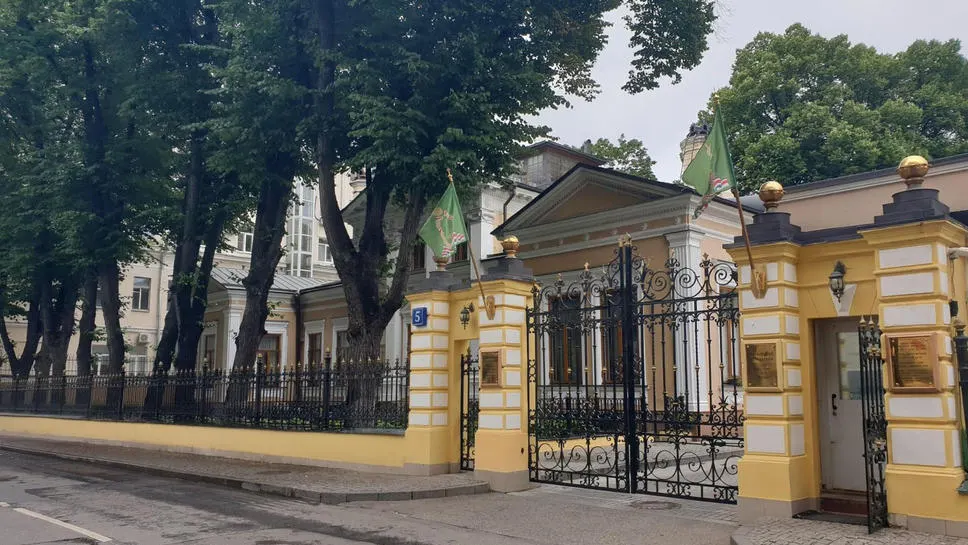 Вид со стороны Чистого переулка
