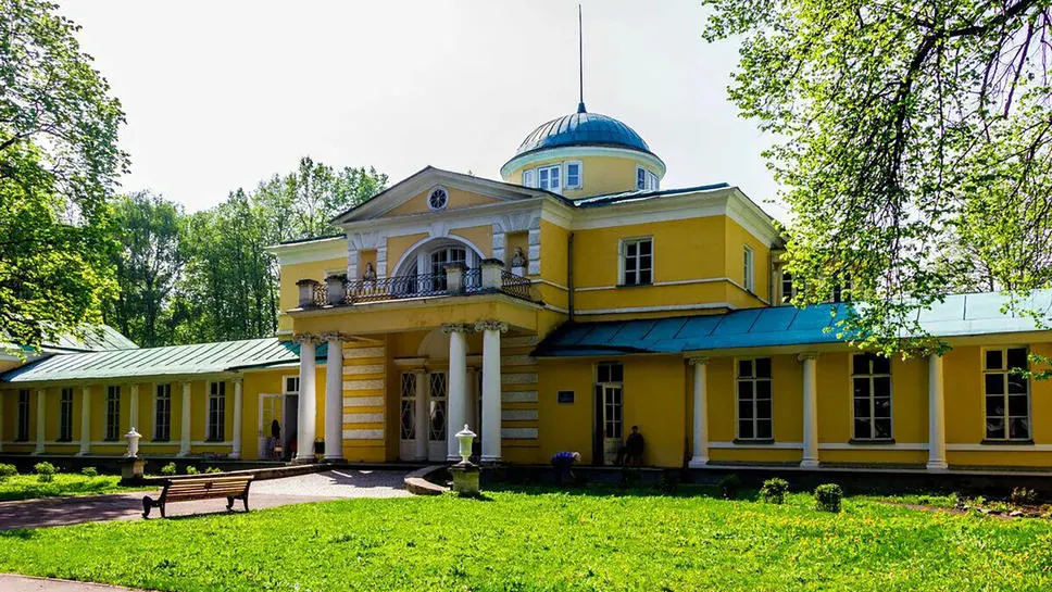 Парадный фасад усадьбы