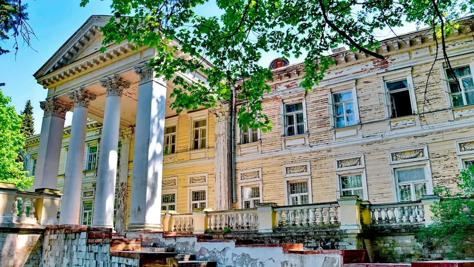 Парадный фасад усадьбы
