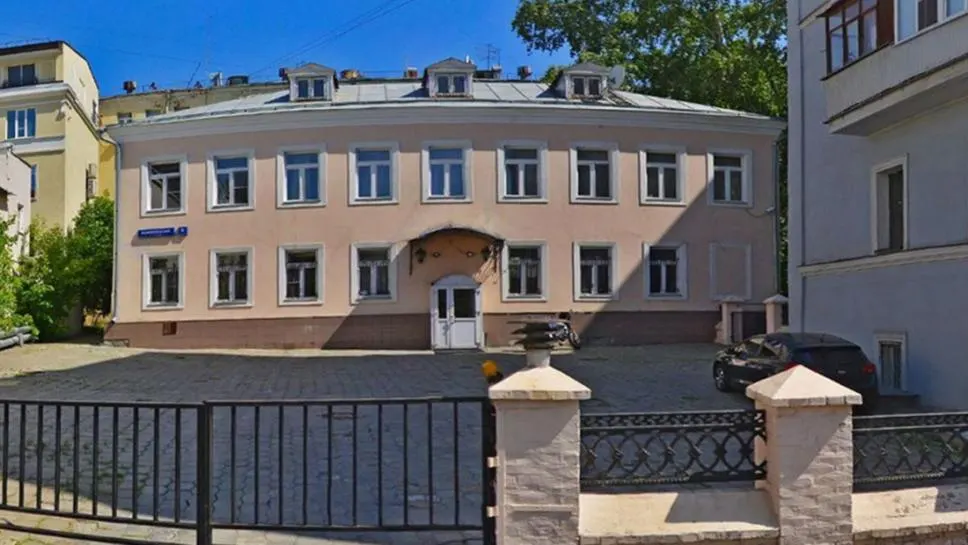 У особняка есть собственная огороженная территория и парковка