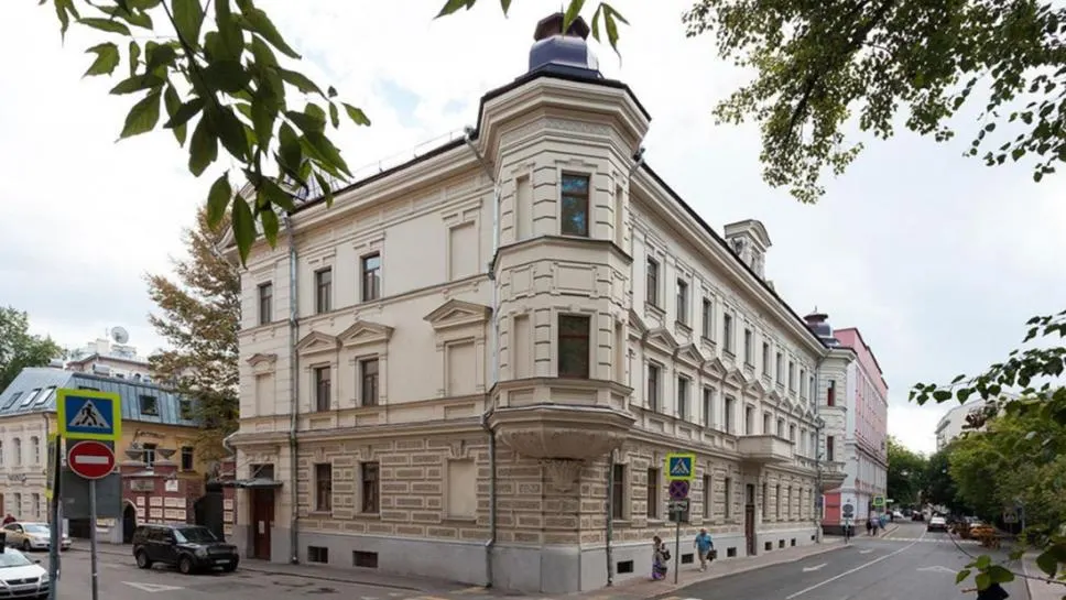 После реконструкции здание соответствует требованиям бизнес-центра В+ класса